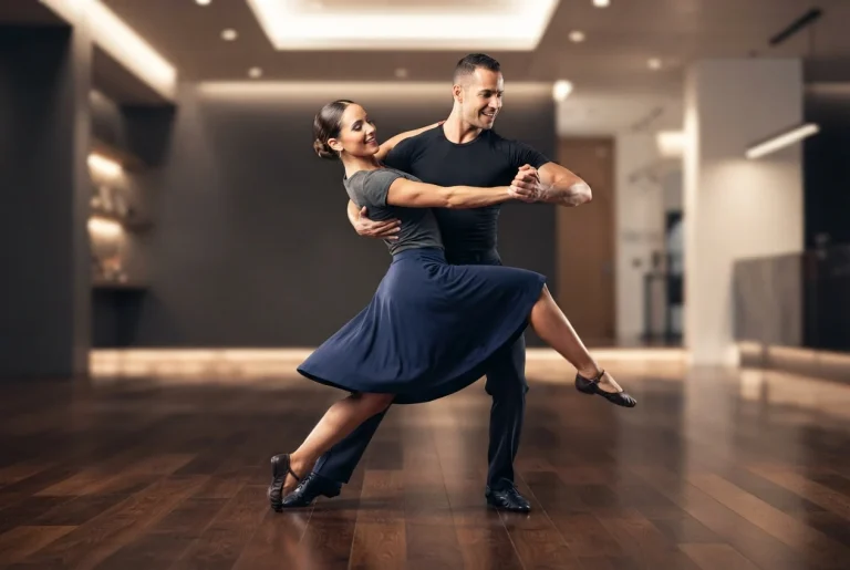 Pareja practicando pasos técnicos de salsa en un salón de baile, mejorando su rendimiento con técnica y control.