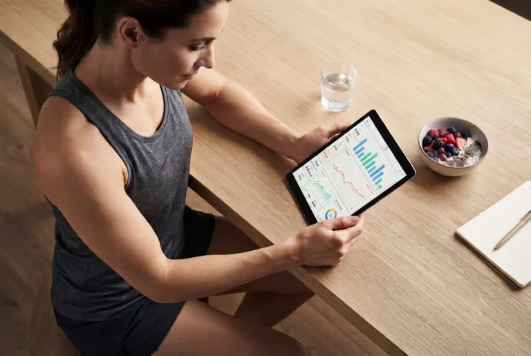 Deportista planificando su nutrición para una pérdida de peso saludable mediante la estrategia de diet break.
