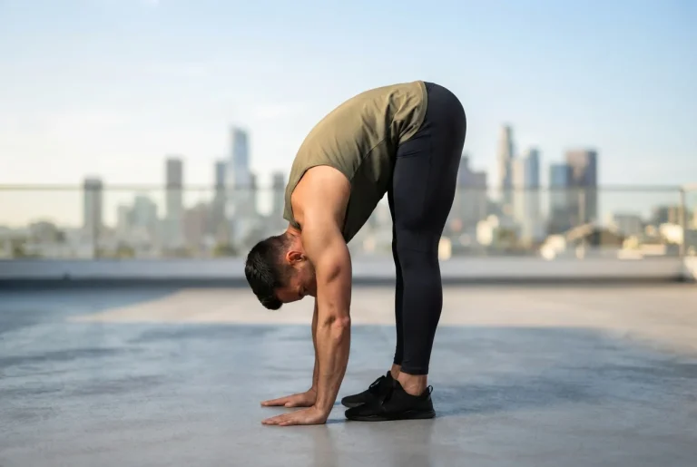 Hombre entrenando al aire libre para mejorar su flexibilidad y optimizar su rango de movimiento funcional.